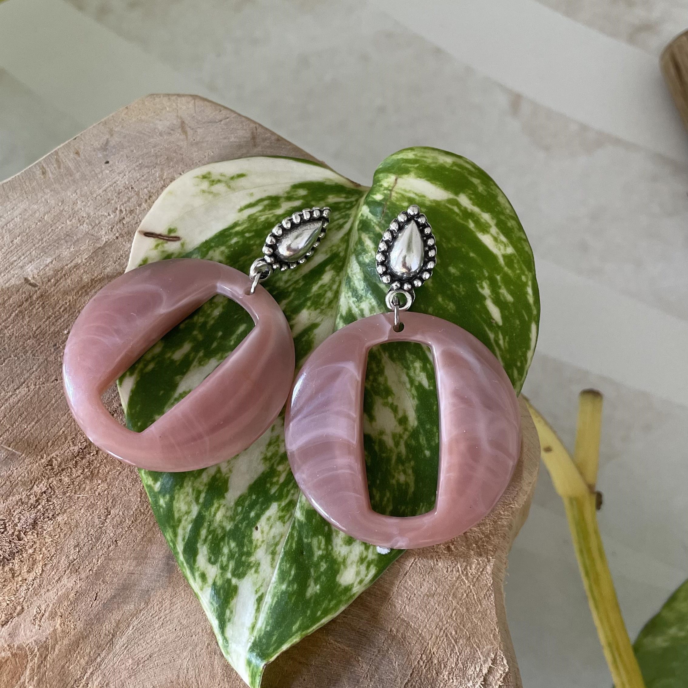 Boucles d'oreilles rond rose marbré et attache argentée – Image 4