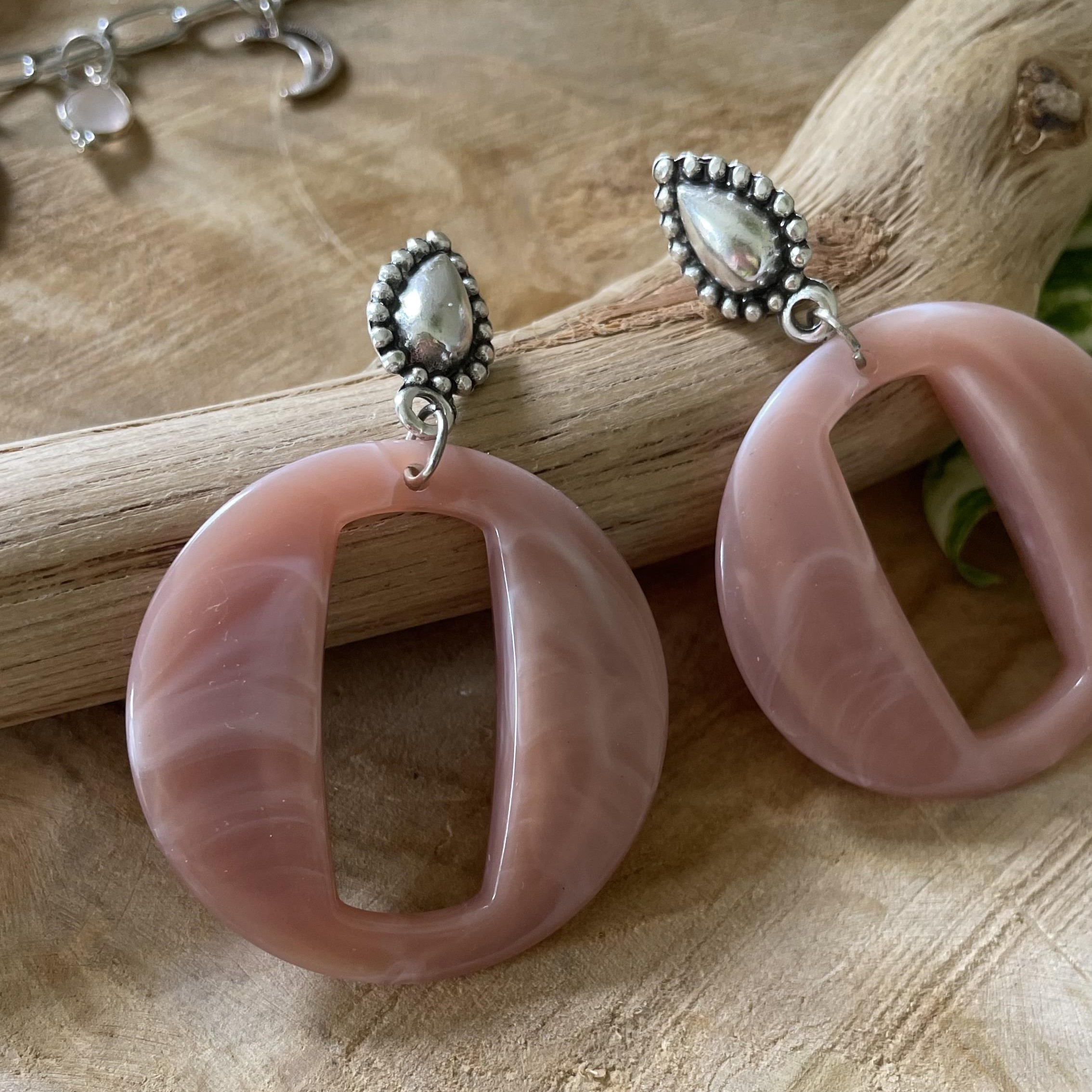 Boucles d'oreilles rond rose marbré et attache argentée – Image 5