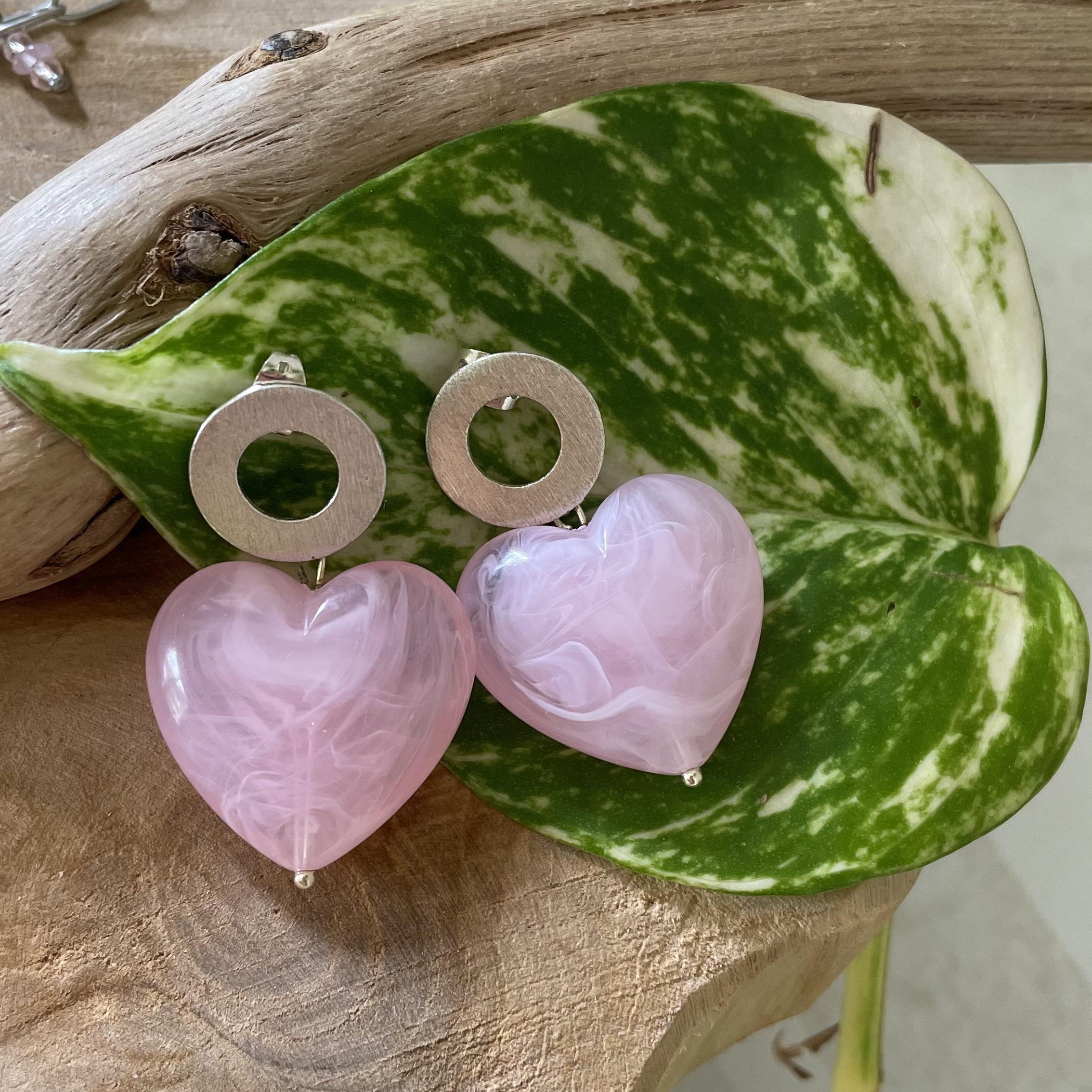 Boucles d'oreilles cœur rose pâle et rond argenté – Image 6