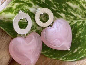 Boucles d'oreilles cœur rose pâle et rond argenté