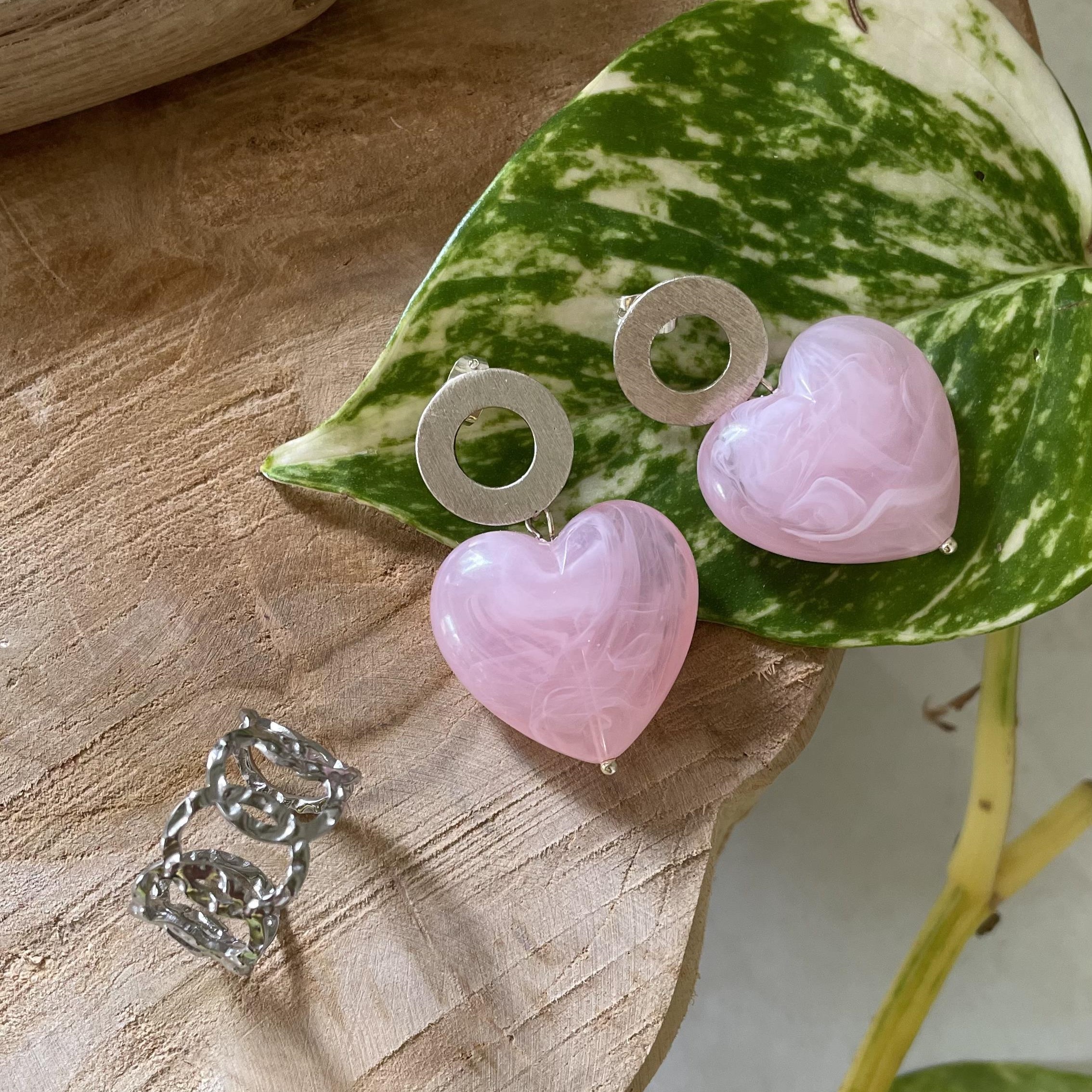 Boucles d'oreilles cœur rose pâle et rond argenté – Image 9