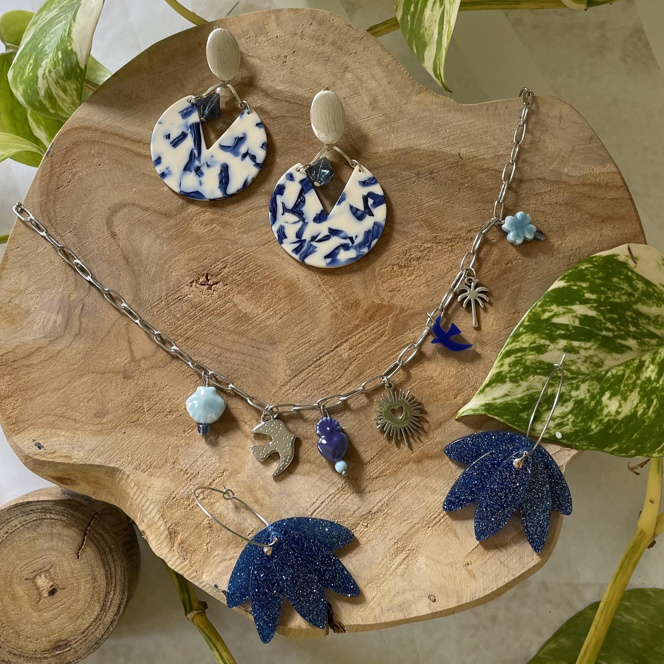 Boucles d'oreilles créoles argentées et éventail bleu nuit pailleté – Image 2