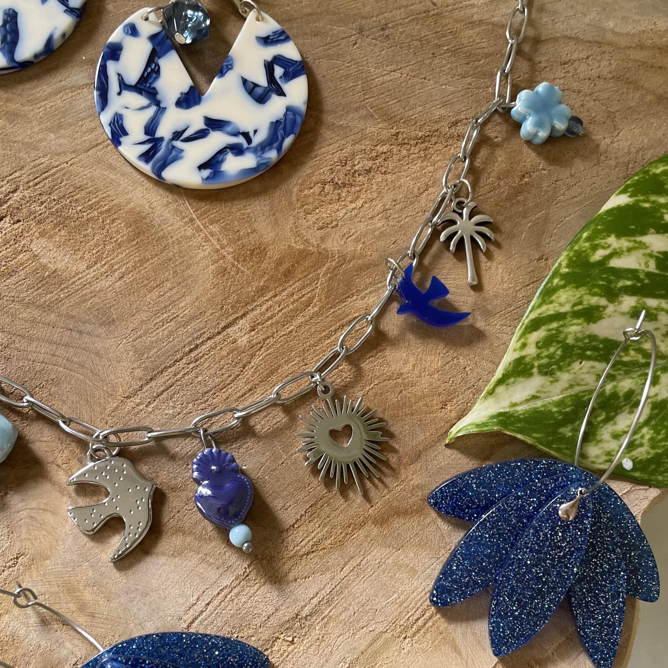 Boucles d'oreilles créoles argentées et éventail bleu nuit pailleté – Image 3