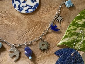 Collier avec breloques argentées et bleues