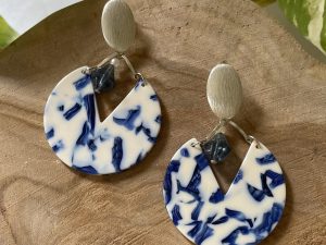 Boucles d'oreilles bleu blanc terrazzo et argenté