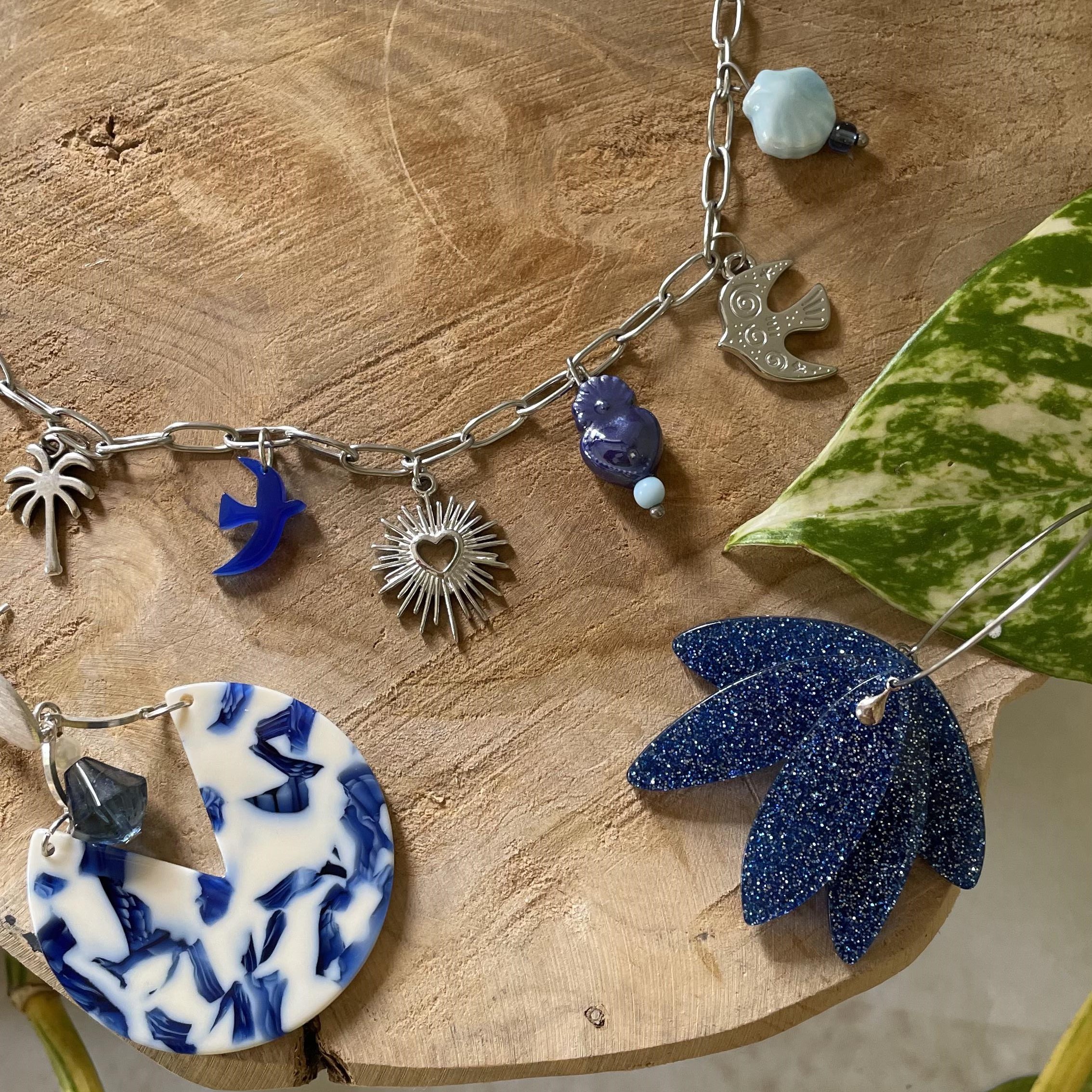Boucles d'oreilles créoles argentées et éventail bleu nuit pailleté – Image 4