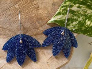 Boucles d'oreilles créoles argentées et éventail bleu nuit pailleté
