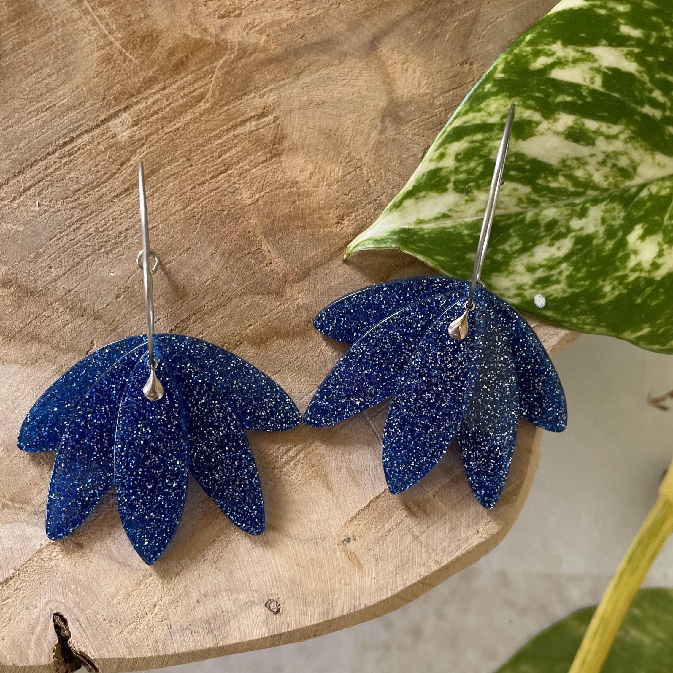 Boucles d'oreilles créoles argentées et éventail bleu nuit pailleté