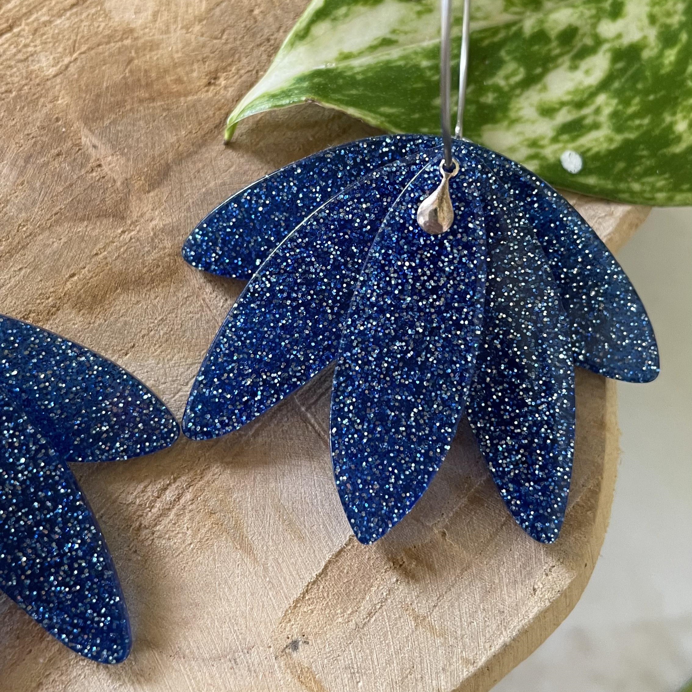 Boucles d'oreilles créoles argentées et éventail bleu nuit pailleté – Image 5