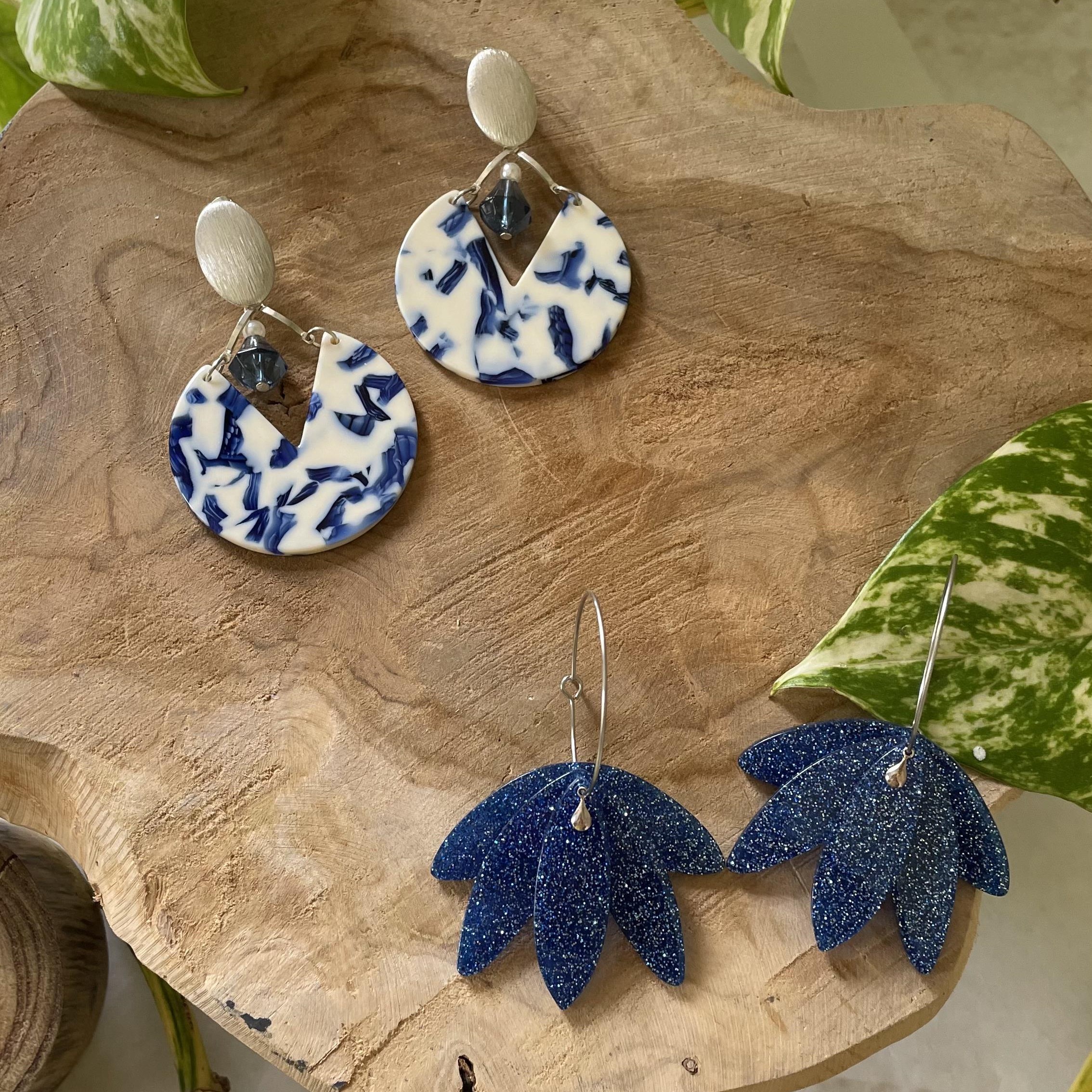 Boucles d'oreilles créoles argentées et éventail bleu nuit pailleté – Image 6