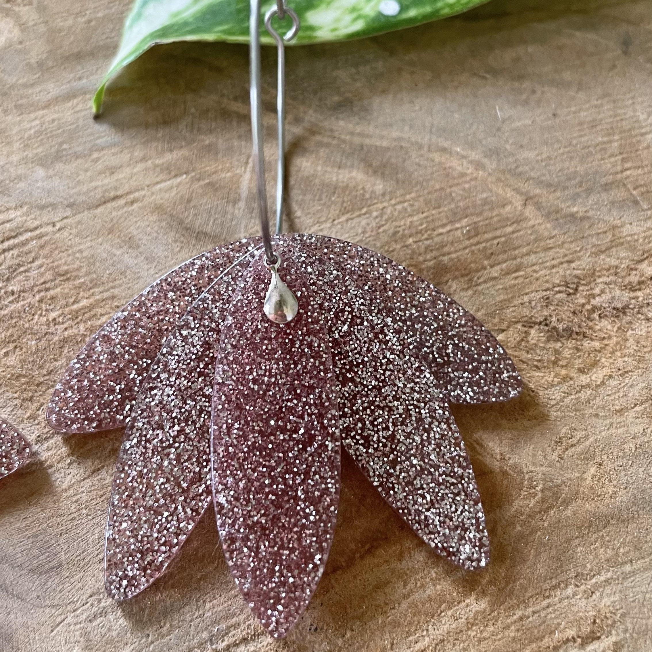 Boucles d'oreilles créoles argentées et éventail lilas pailleté – Image 2