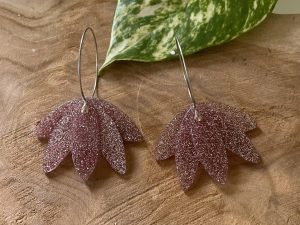 Boucles d'oreilles créoles argentées et éventail lilas pailleté