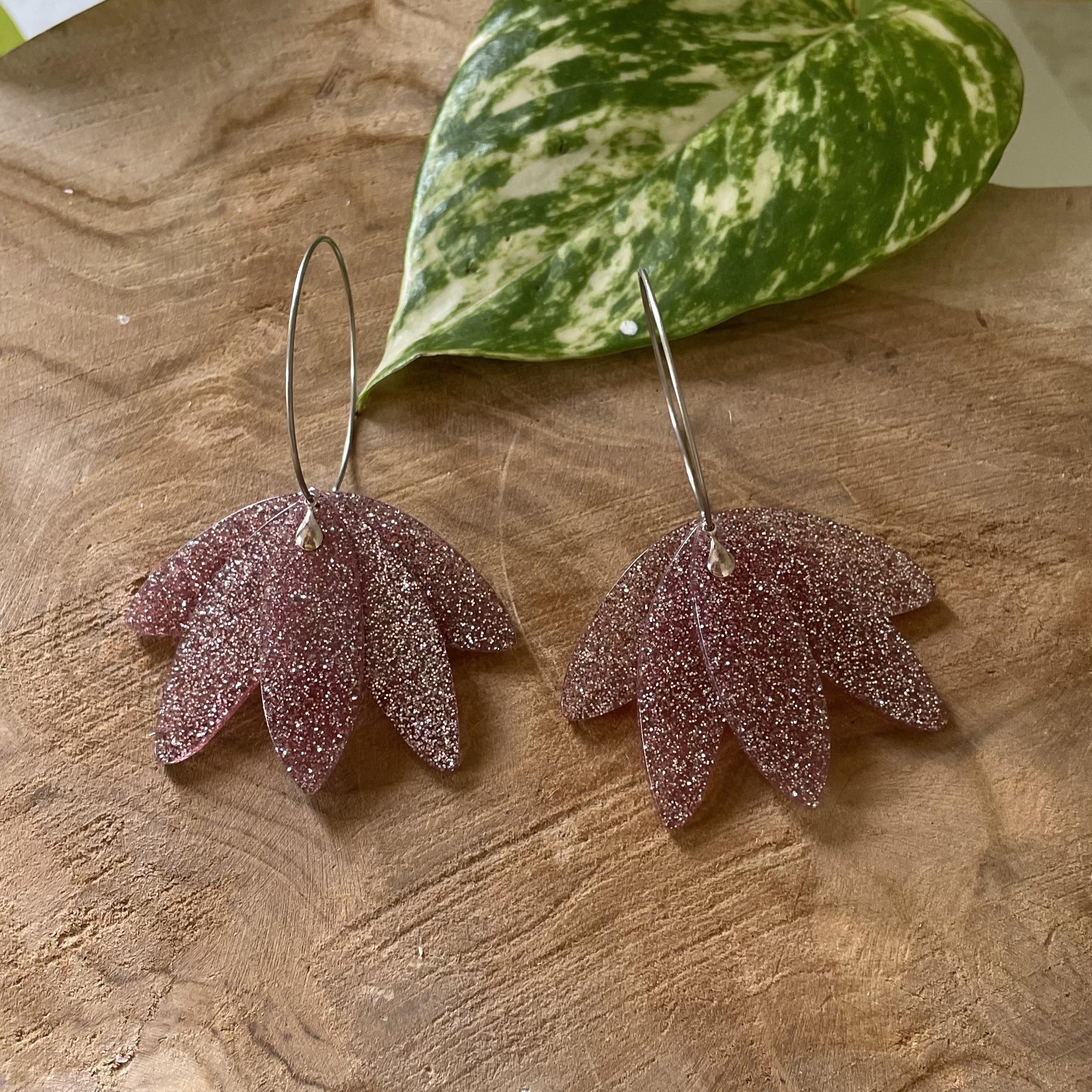 Boucles d'oreilles créoles argentées et éventail lilas pailleté