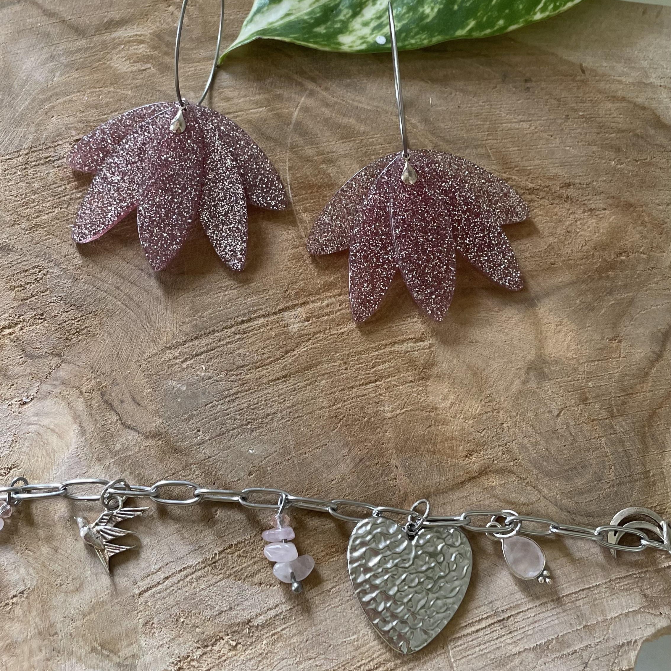 Boucles d'oreilles créoles argentées et éventail lilas pailleté – Image 6