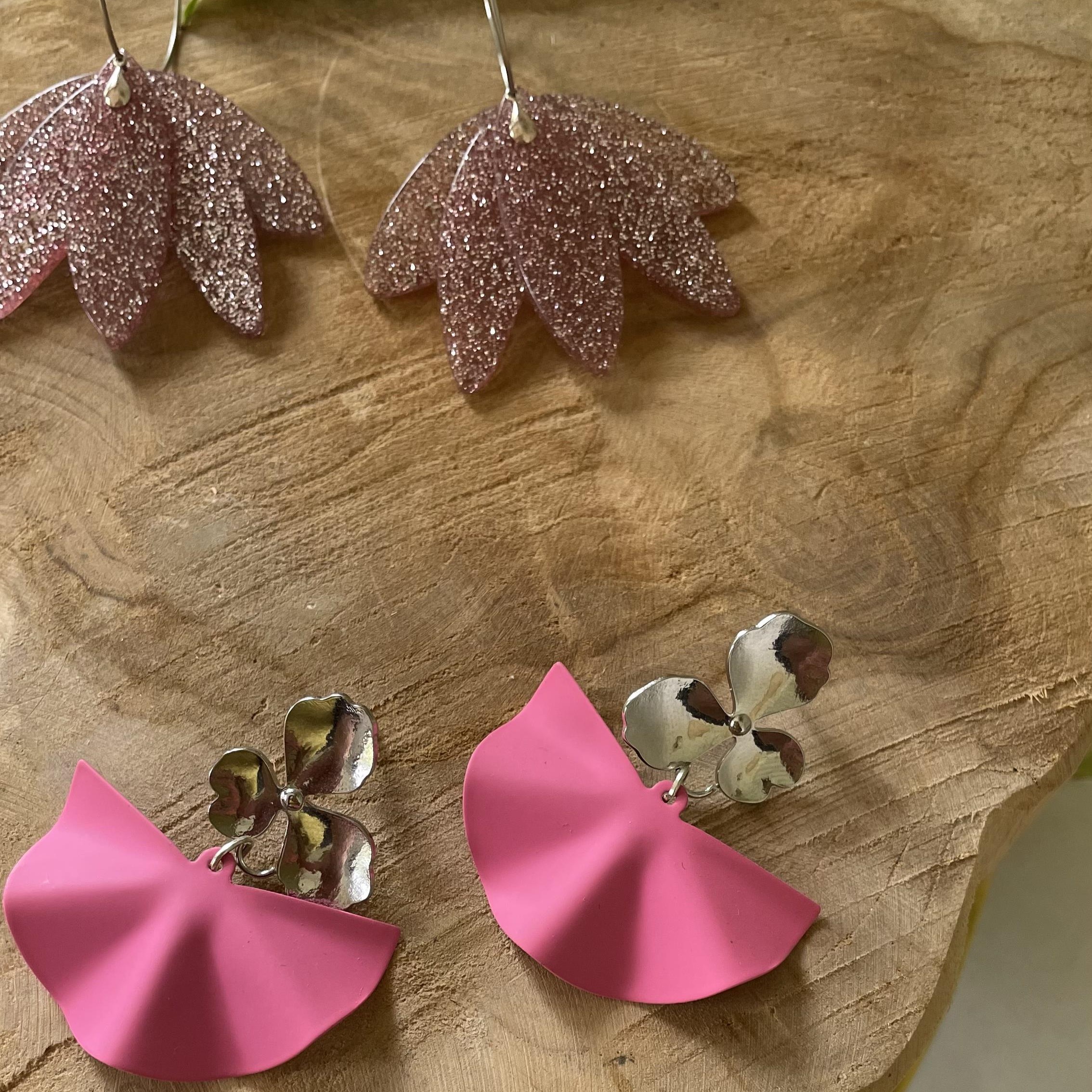 Boucles d'oreilles créoles argentées et éventail lilas pailleté – Image 3