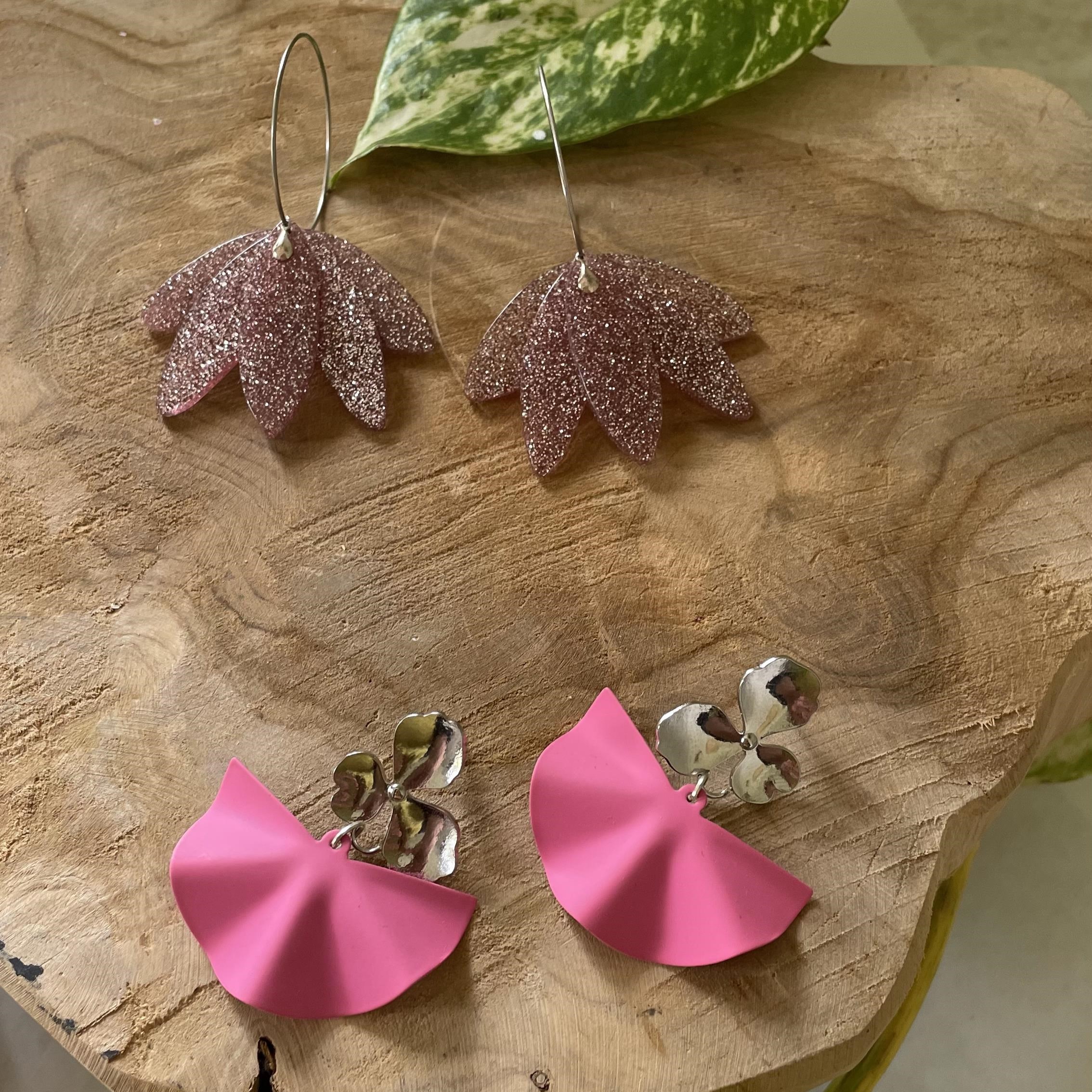 Boucles d'oreilles créoles argentées et éventail lilas pailleté – Image 4