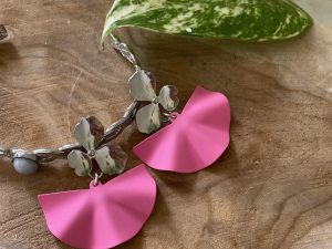 Boucles d'oreilles fleur argentée et éventail rose fuchsia