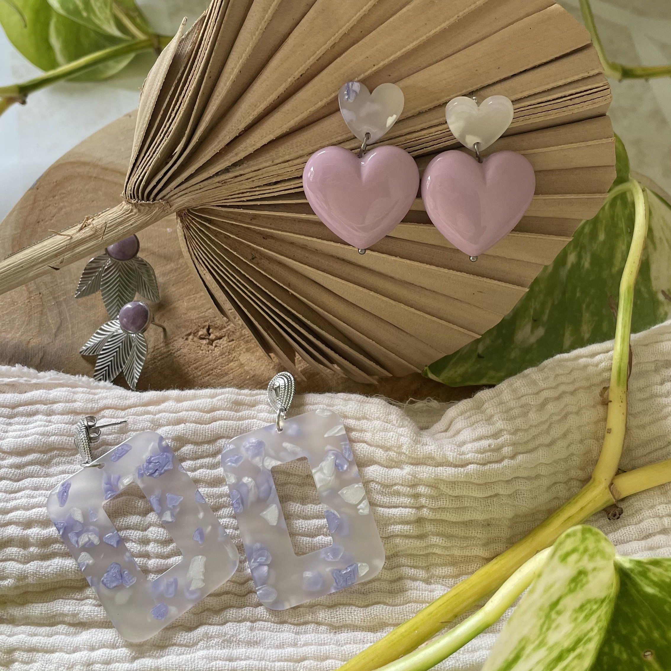 Boucles d'oreilles lilas terrazzo transparent et argenté – Image 3