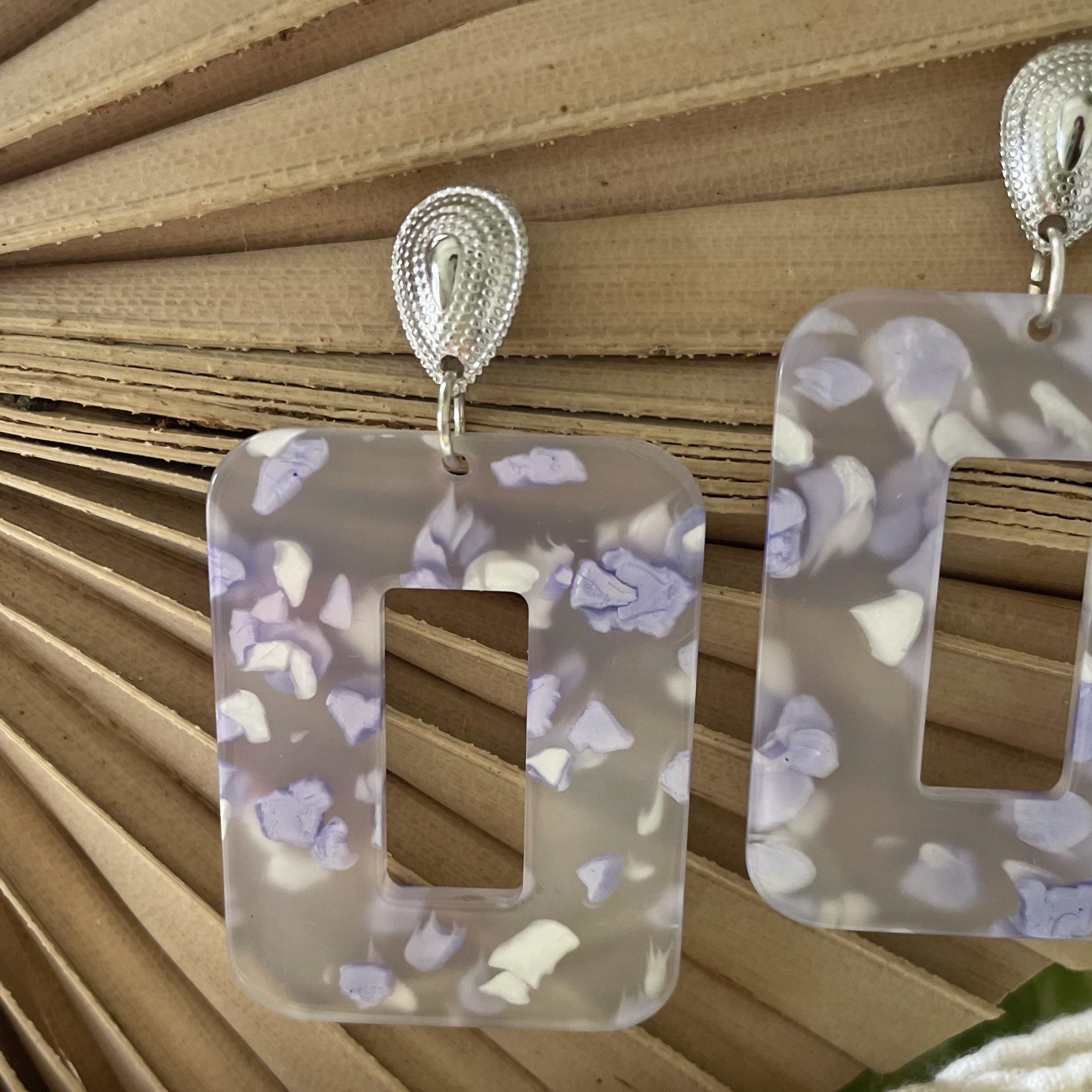 Boucles d'oreilles lilas terrazzo transparent et argenté – Image 4