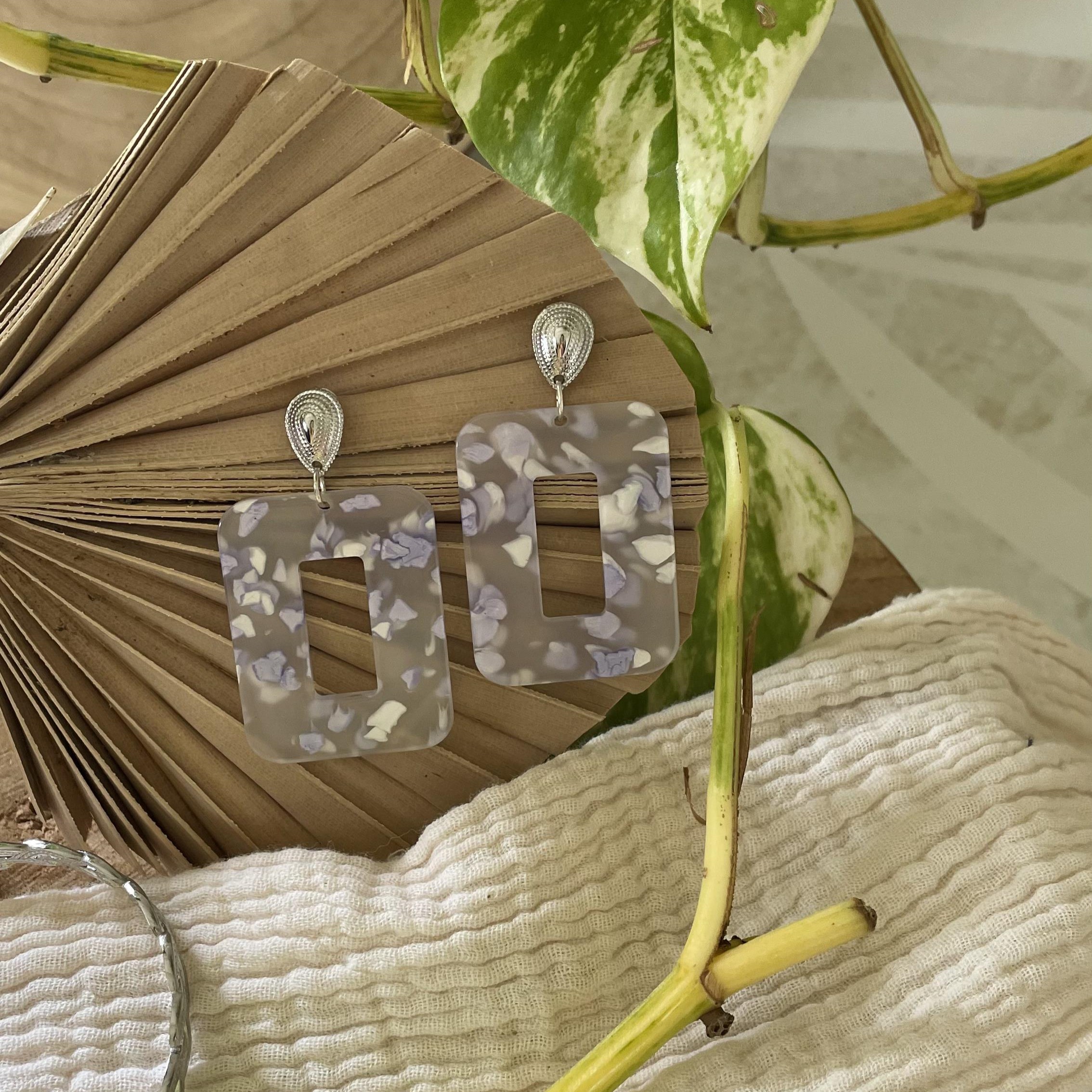 Boucles d'oreilles lilas terrazzo transparent et argenté – Image 5
