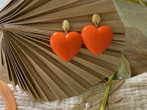 Boucles d'oreilles cœur orange vif et acier inoxydable doré