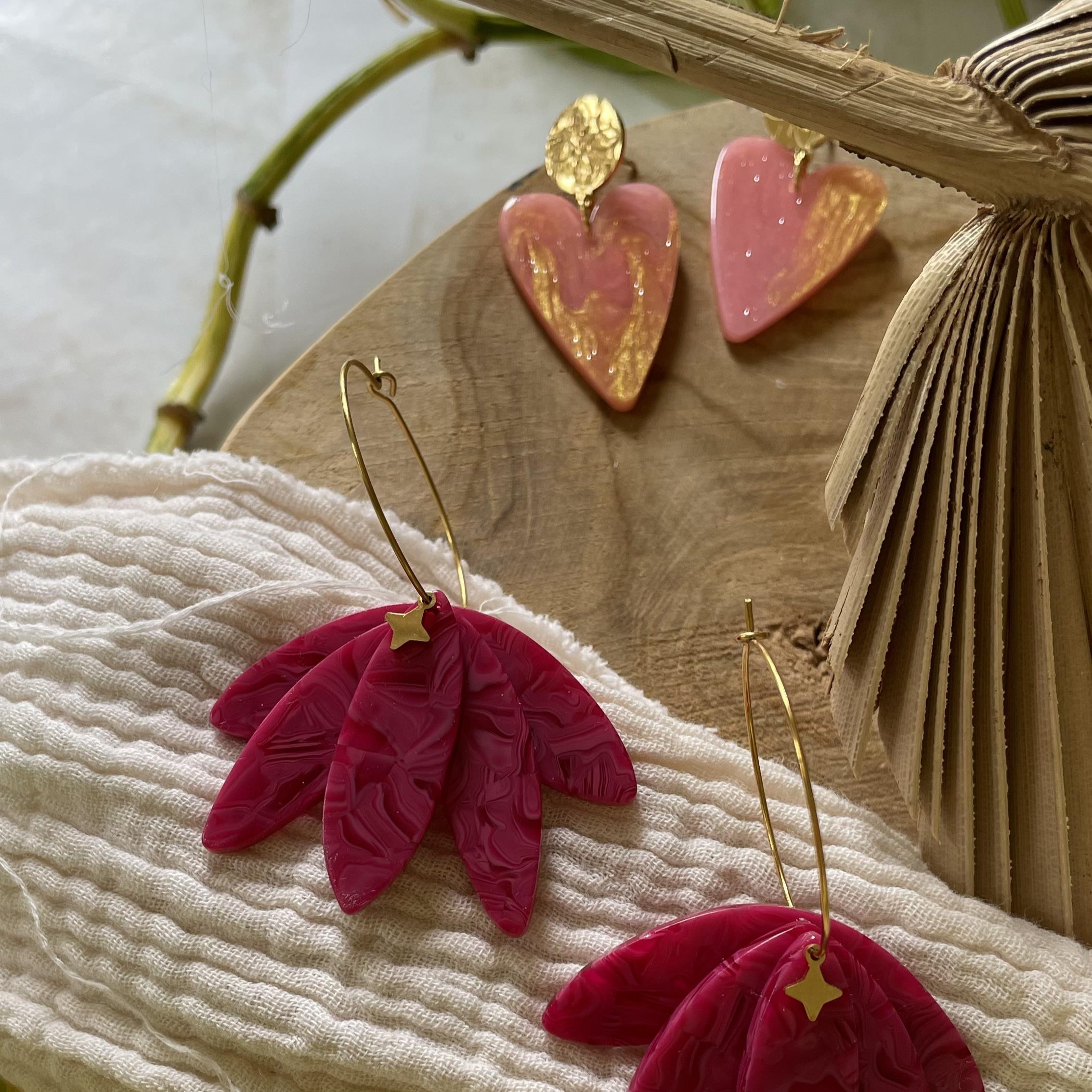 Boucles d'oreilles cœur nuance rose orange et doré – Image 4