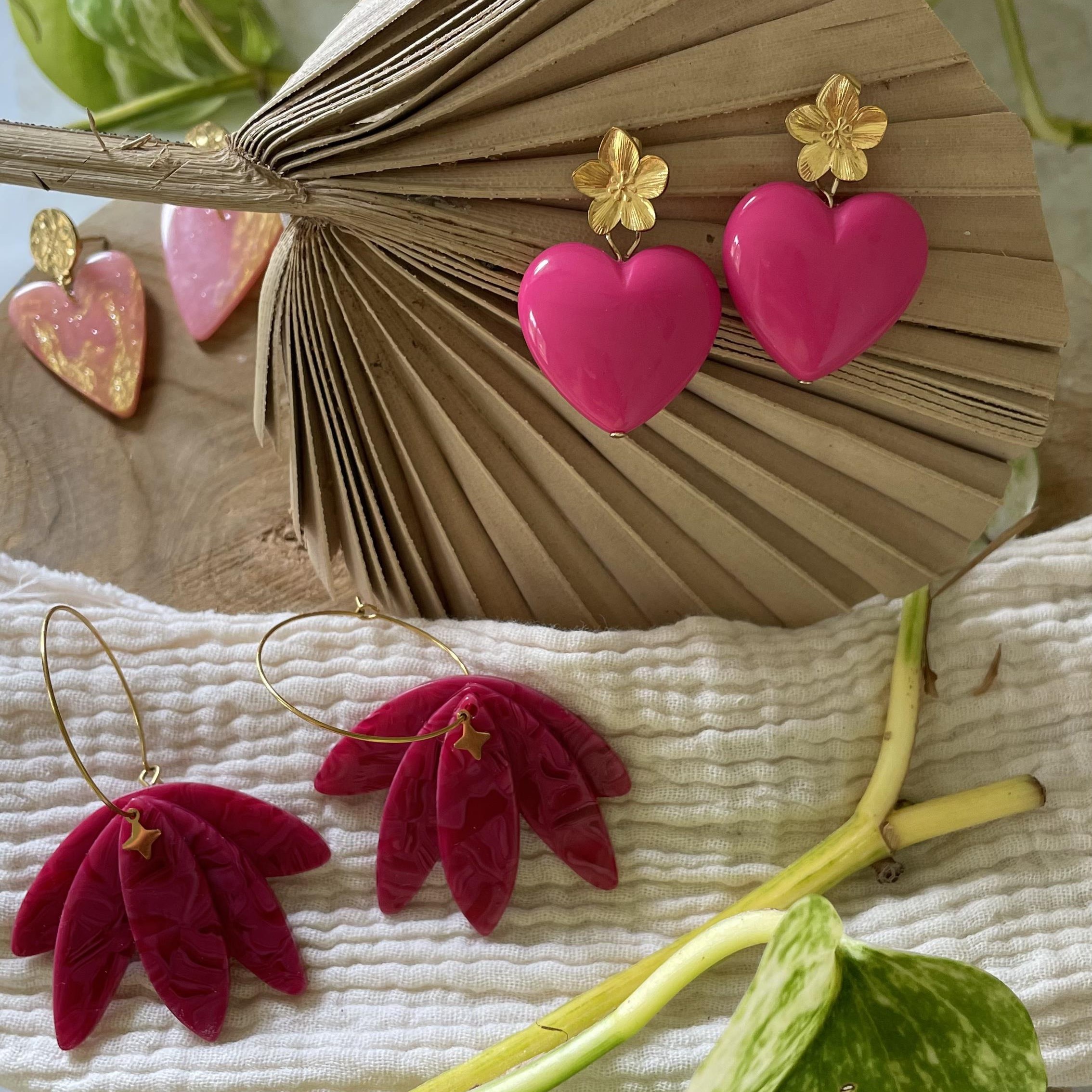 Boucles cœur fuchsia et fleur dorée – Image 2