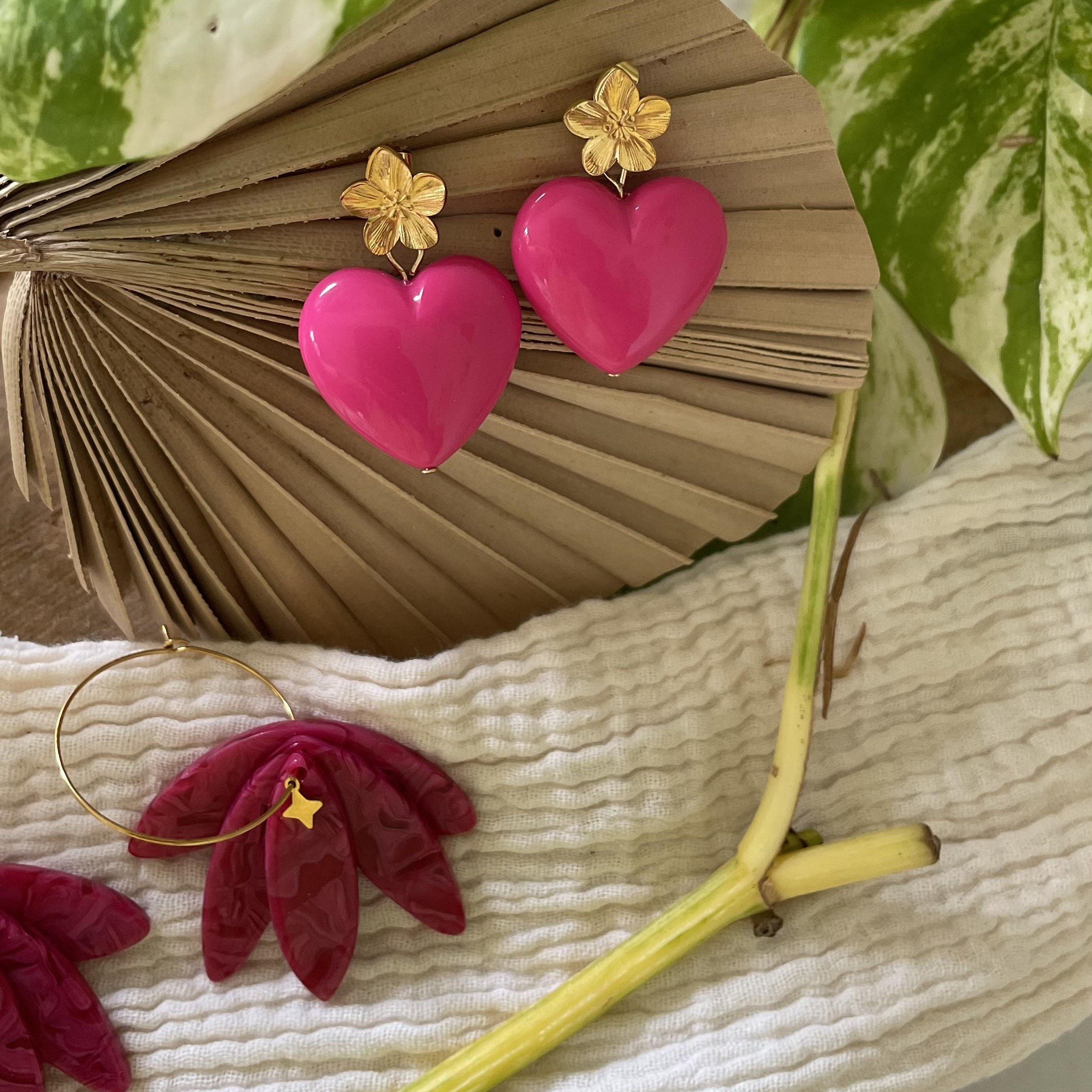 Boucles cœur fuchsia et fleur dorée – Image 4