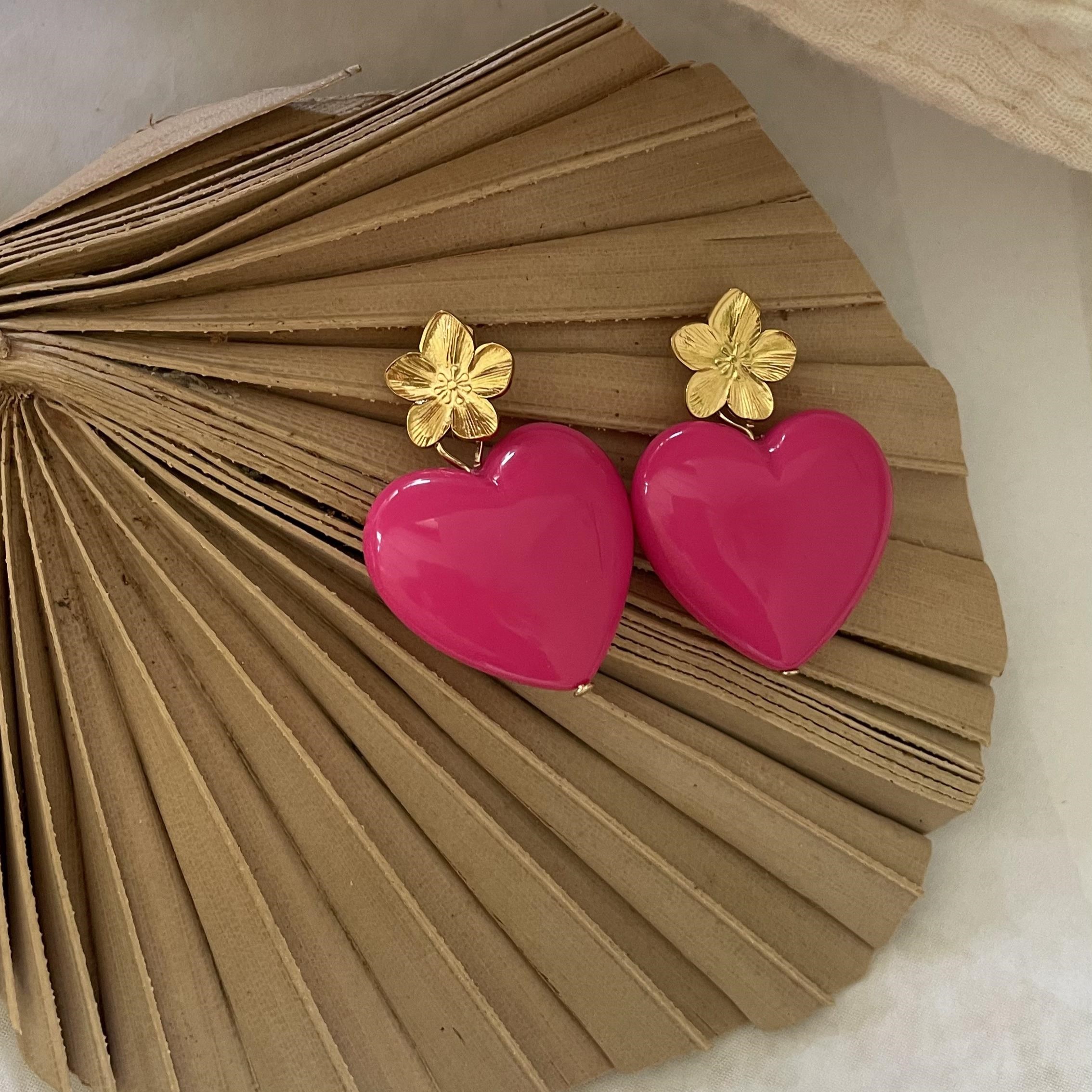 Boucles cœur fuchsia et fleur dorée – Image 3