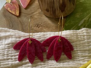 Boucles d'oreilles créoles dorées et éventail rose
