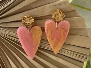 Boucles d'oreilles cœur nuance rose orange et doré
