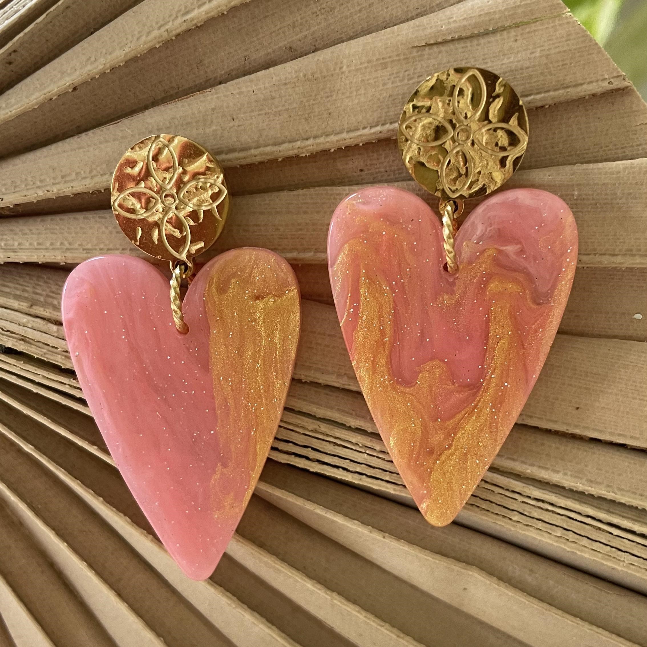 Boucles d'oreilles cœur nuance rose orange et doré – Image 7