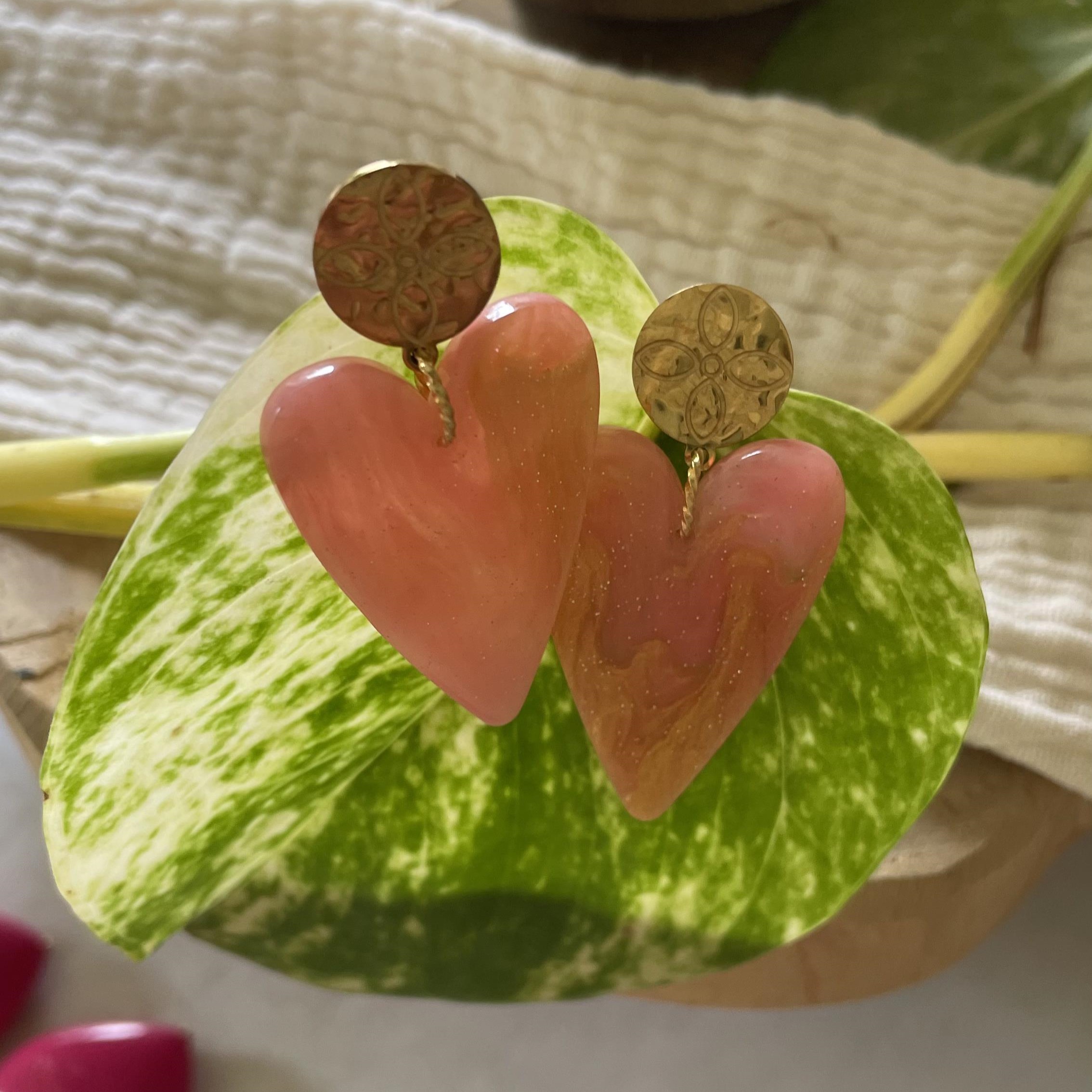Boucles d'oreilles cœur nuance rose orange et doré – Image 9
