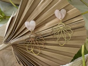 Boucles d'oreilles légères dorées et cœur rose pâle