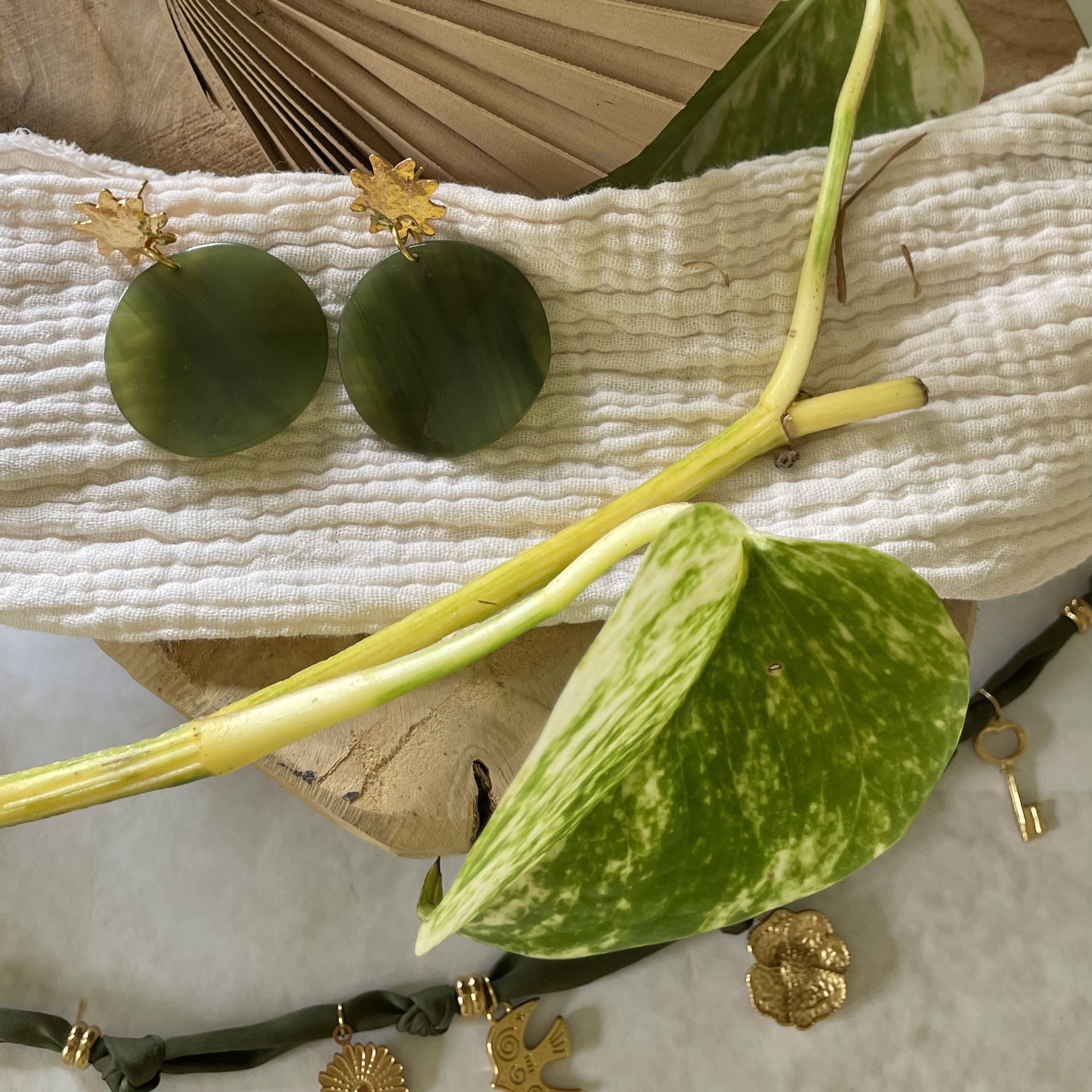 Boucles d'oreilles rond kaki et soleil doré – Image 4
