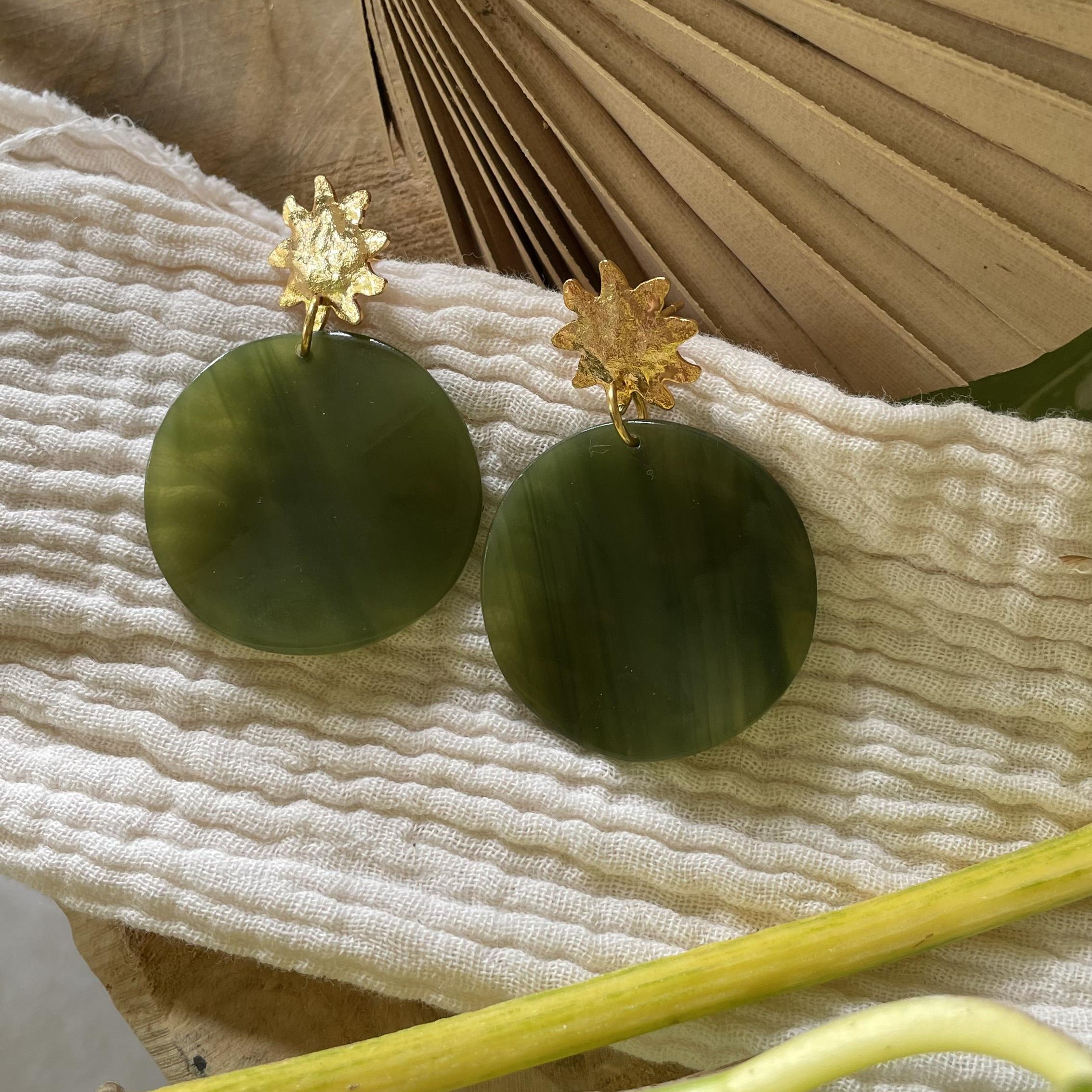 Boucles d'oreilles rond kaki et soleil doré – Image 5