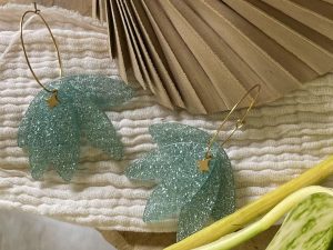 Boucles d'oreilles créoles dorées et éventail vert d'eau pailleté