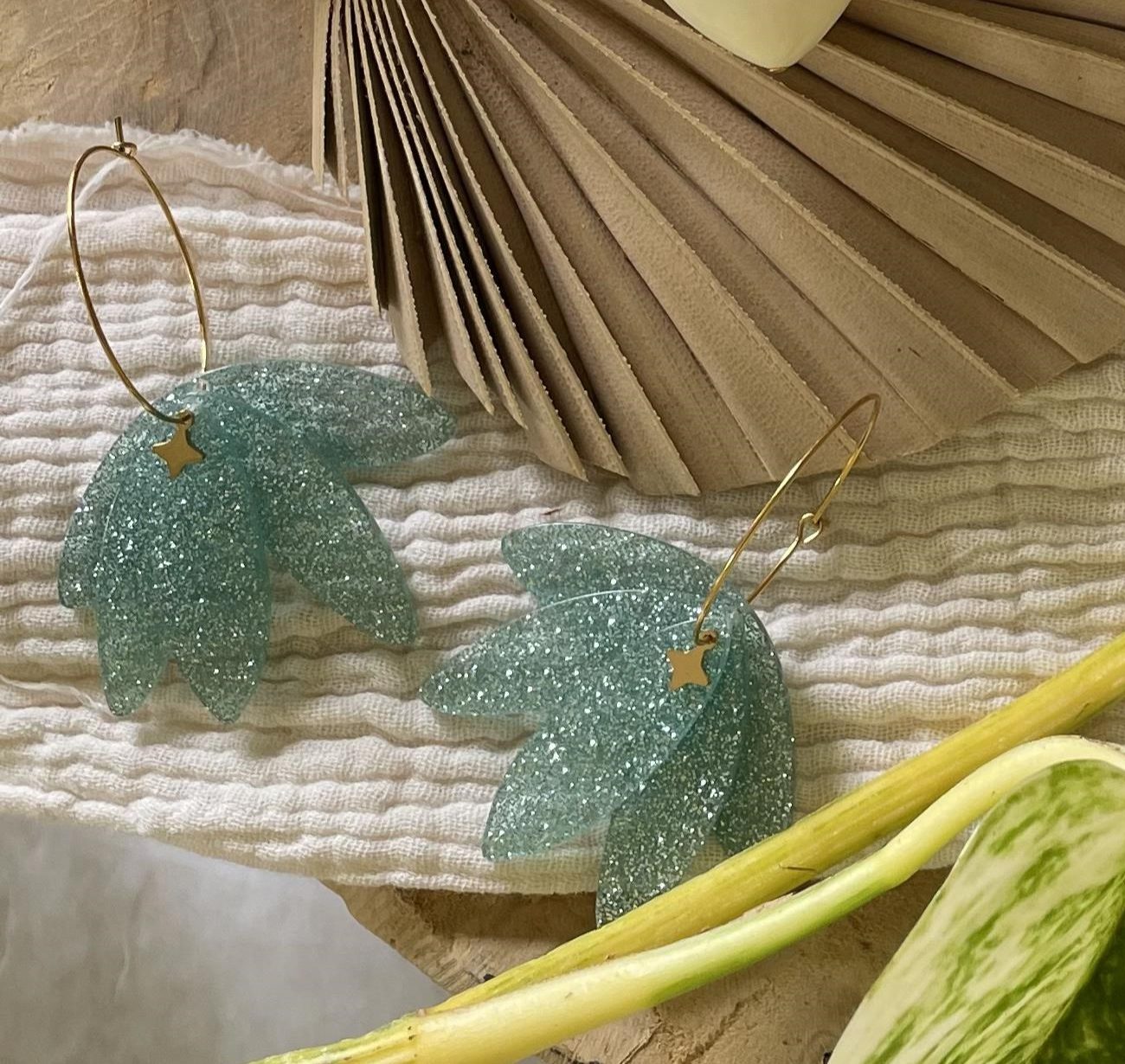 Boucles d'oreilles créoles dorées et éventail vert d'eau pailleté