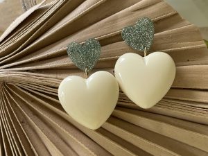 Boucles clou avec cœur écru et vert d'eau pailleté