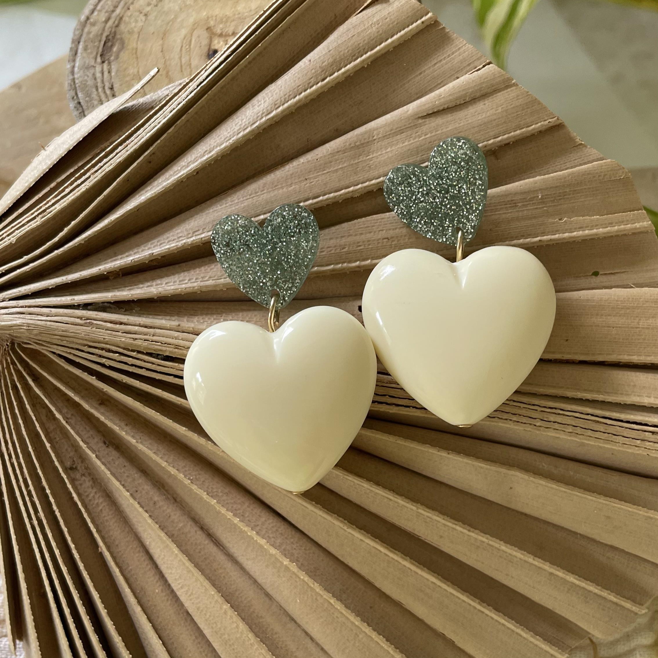 Boucles clou avec cœur écru et vert d'eau pailleté