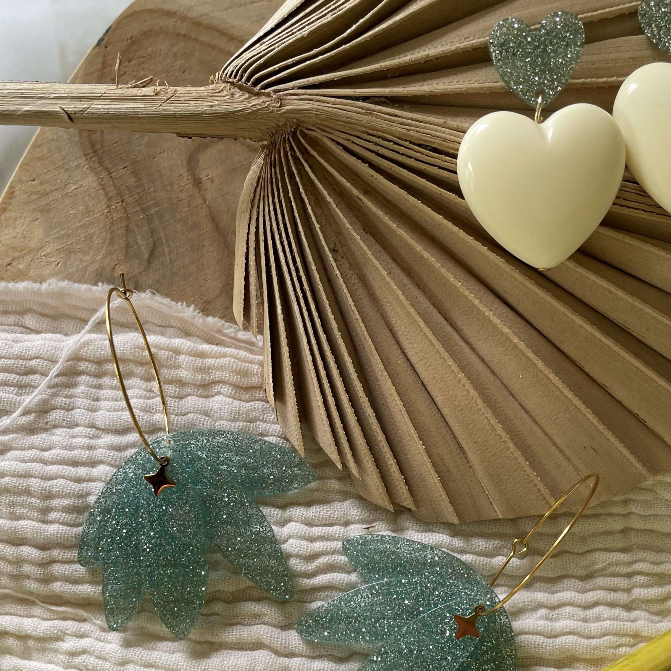 Boucles d'oreilles créoles dorées et éventail vert d'eau pailleté – Image 3