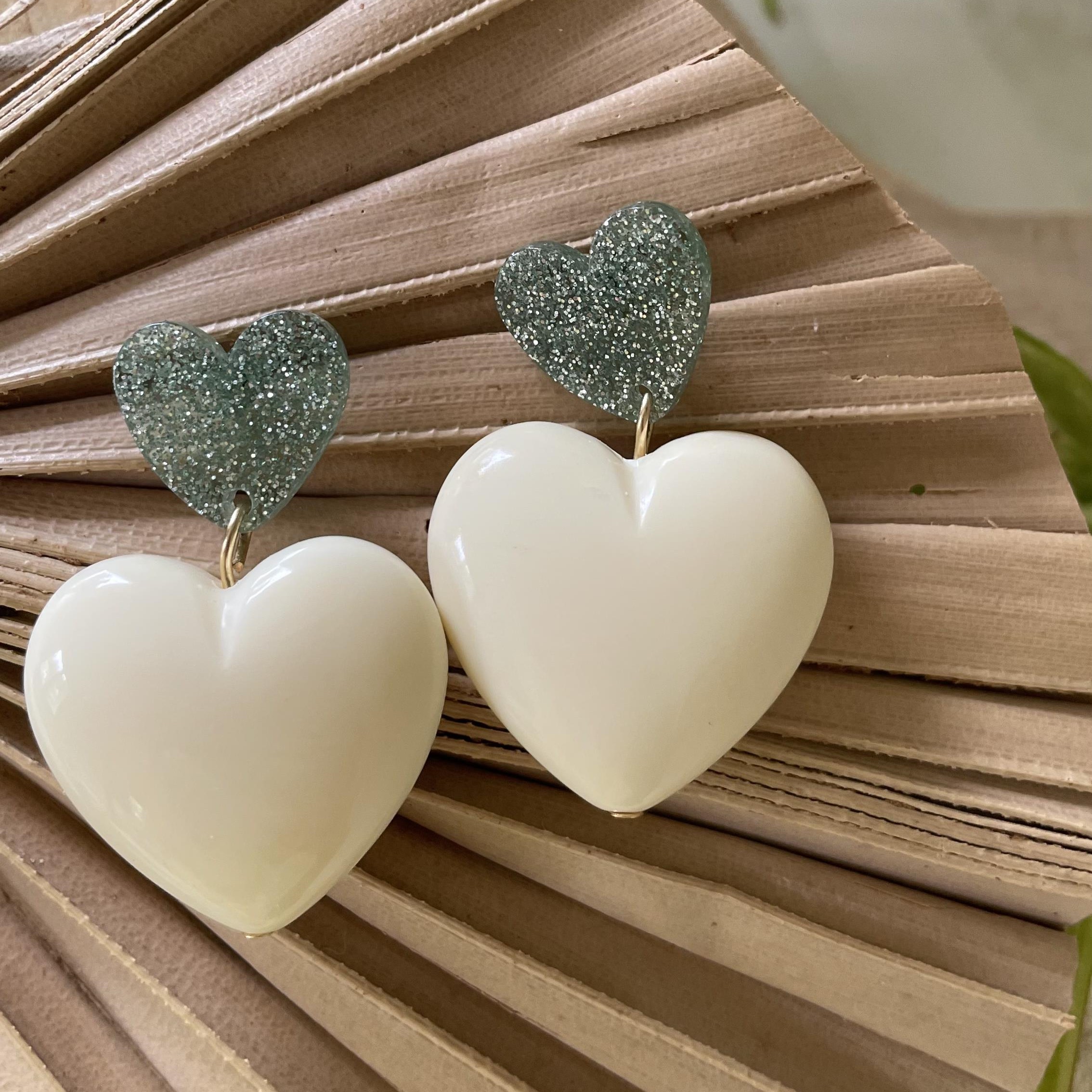 Boucles clou avec cœur écru et vert d'eau pailleté – Image 4