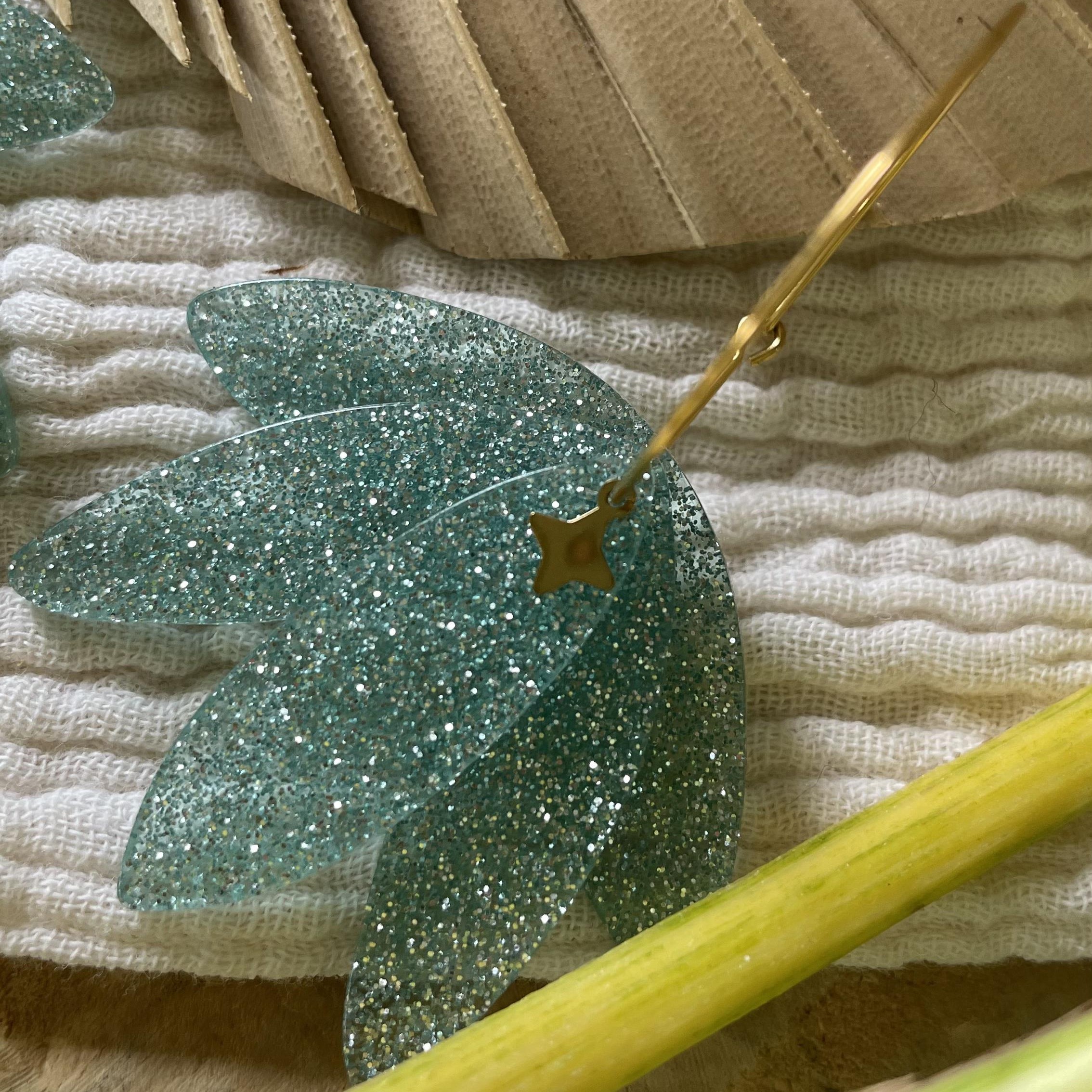 Boucles d'oreilles créoles dorées et éventail vert d'eau pailleté – Image 4