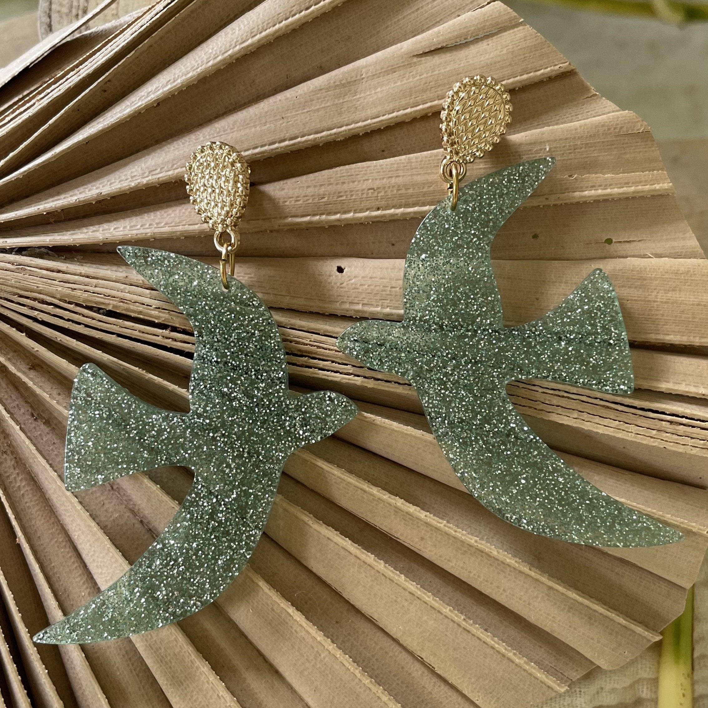 Boucles d'oreilles oiseau vert d'eau pailleté – Image 7