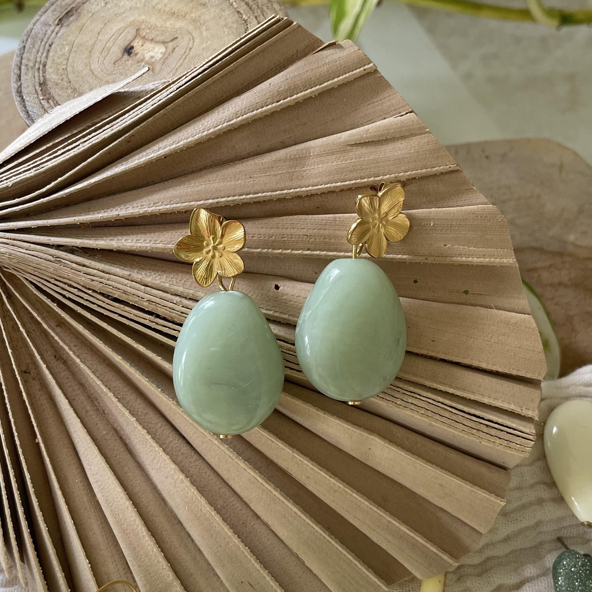 Boucles d'oreilles goutte verte et fleur dorée chic – Image 2