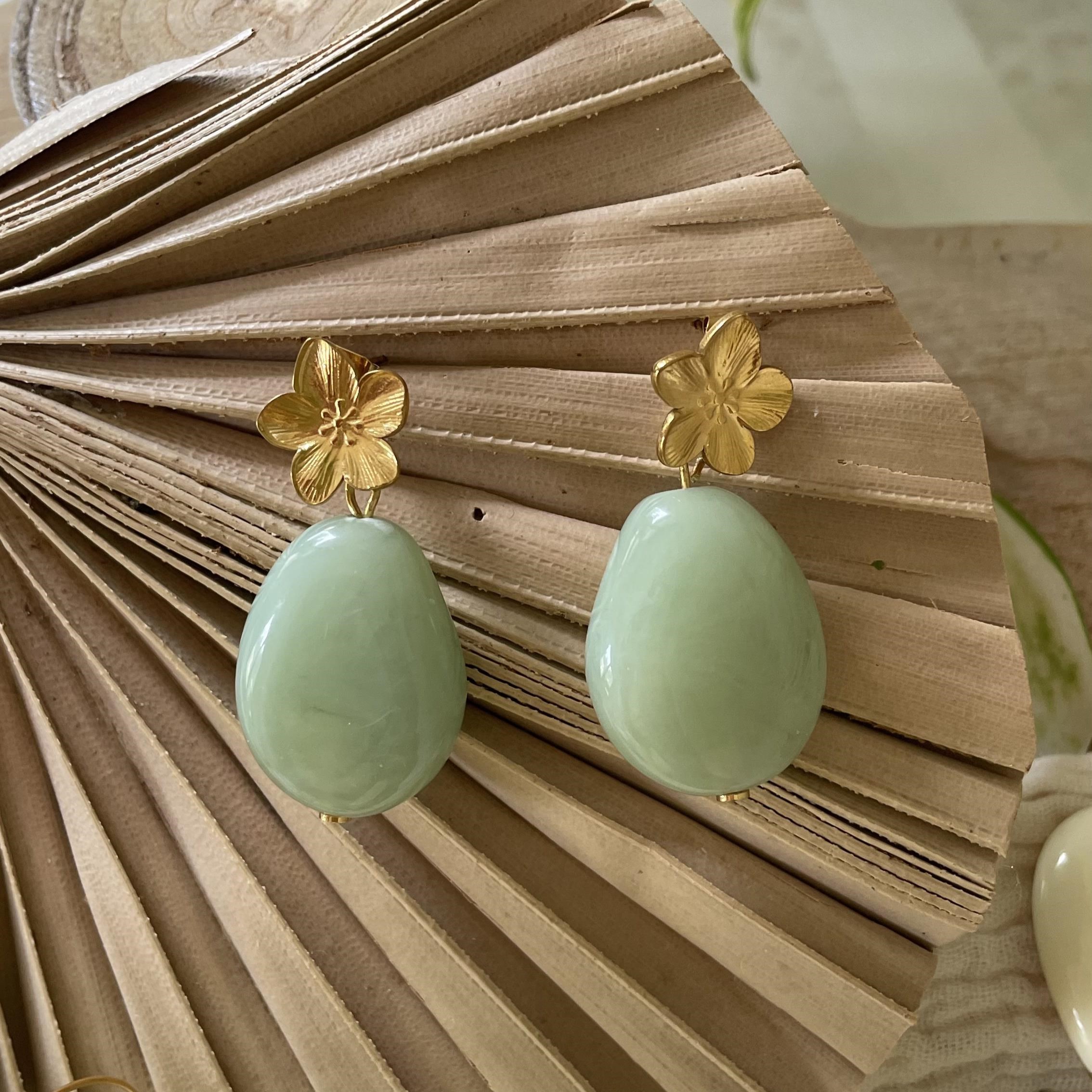 Boucles d'oreilles goutte verte et fleur dorée chic – Image 7