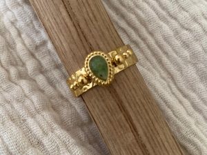 Bague dorée avec pierre verte ajustable