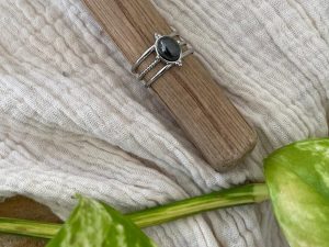 Bague argentée avec pierre noire